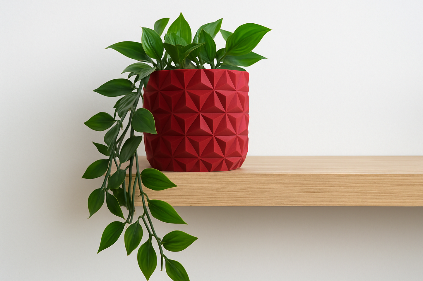 EdgeVase „Crimson Cube“ – Struktur trifft Statement